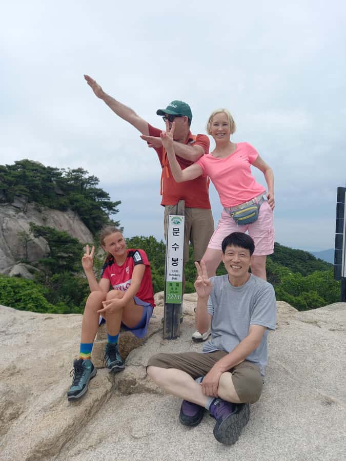 Bukhansan mountain hiking tour - 6 hours - From Gwanghwamun Square to the trailhead