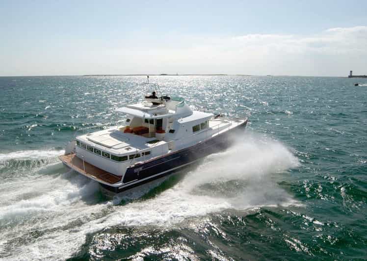 Busan: Group Sightseeing Yacht Cruise with Snacks and Drinks - Drinks, snacks, music, and photos