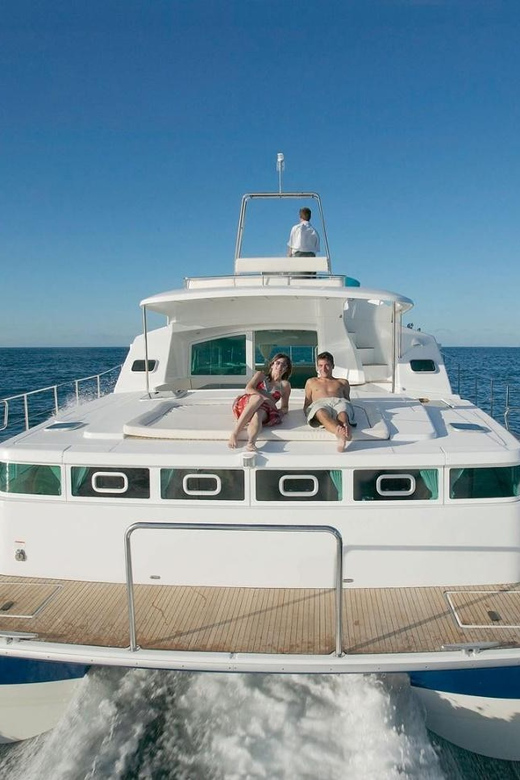 Busan: Group Sightseeing Yacht Cruise with Snacks and Drinks - Space on board and comfort at sea