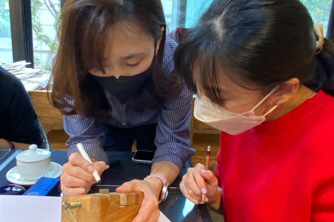 Carve Your Personal Korean Stone Seal with Jeongju in Insadong - Jeongju Kim’s teaching style