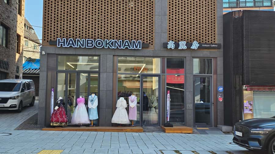 Changdeokgung Hanbok Experience at hanboknam - Walking from the shop to Changdeokgung