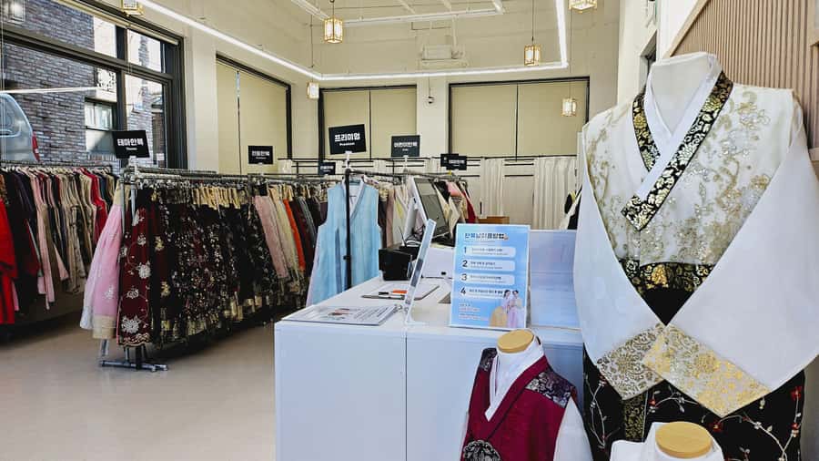 Changdeokgung Hanbok Experience at hanboknam - Lockers and suitcase storage make the day easier