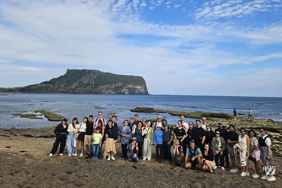 East Jeju: Day Tour with Seongsan Peak & Haenyeo Performance - The Haenyeo performance and living island culture