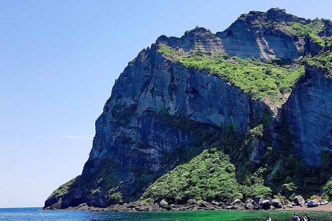 East Jeju Essentials – Seongsan Ilchulbong (UNESCO) & Haenyeo - Hamdeok Beach brings a softer finish