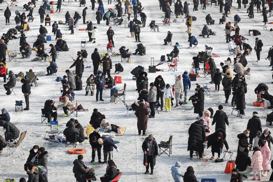 From Seoul: Hwacheon Ice Fishing and Lighting Festival Tour - The weekday schedule matters
