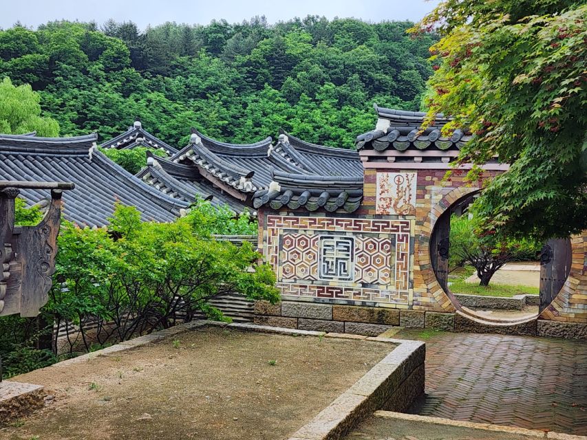 From Seoul: Suwon Hwaseong Fortress Tour - Guides, group size, and the human side of the tour