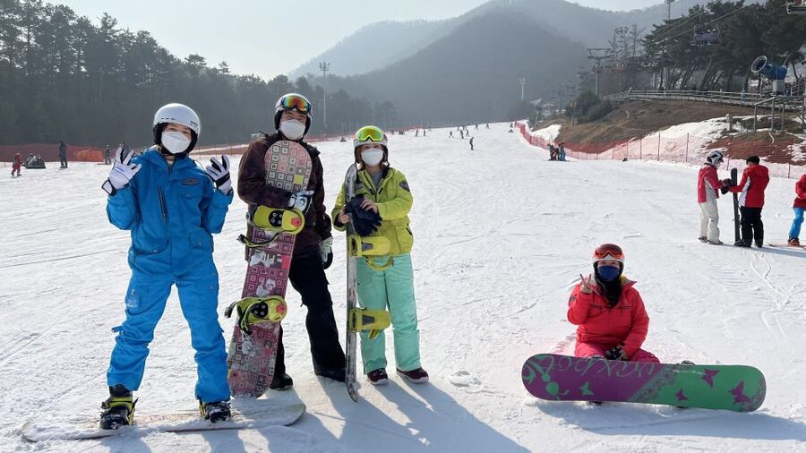 From Seoul: Yongpyong Ski Day Tour with Transportation - What the five hours at Yongpyong feel like