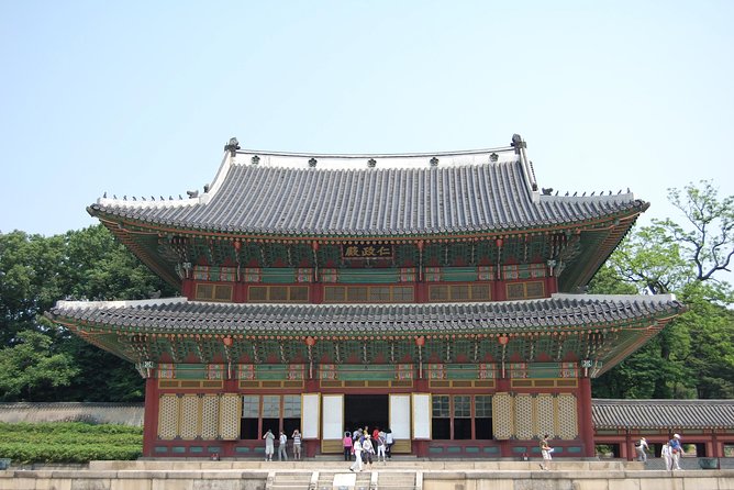 Full-Day Palace Tour in Seoul - The ginseng center and the tour’s built-in shopping stop