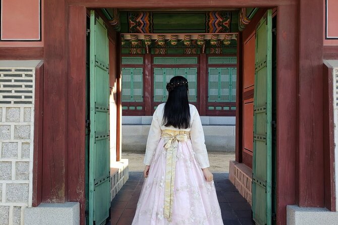 Gyeongbokgung Palace Hanbok Rental Experience in Seoul - Walking to Gyeongbokgung Palace