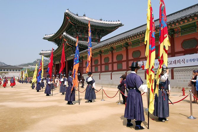 Half day Morning Seoul City Tour(Temple & Gyeongbok Palace) - A look toward Cheongwadae and the Blue House