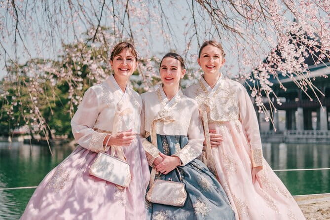 Hanbok Photoshoot and History Tour at Gyeongbokgung Palace - Why the hanbok and palace pairing works