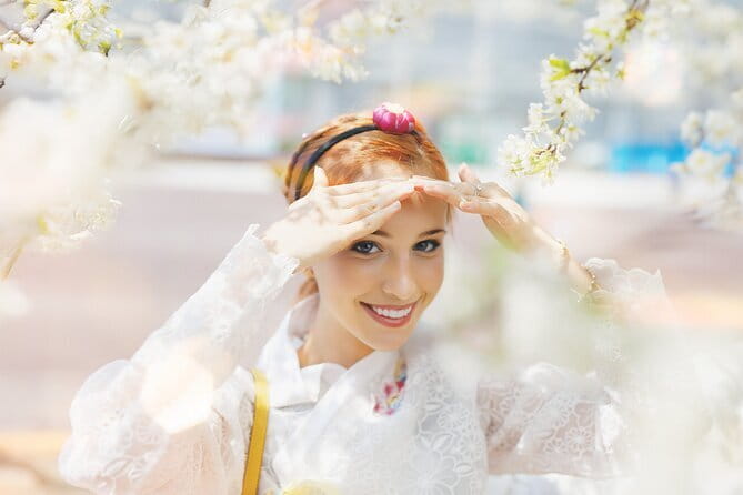 Hanbok Photoshoot and History Tour at Gyeongbokgung Palace - Gyeonghoeru Pavilion brings in water, trees, and mountains