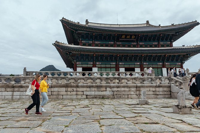Highlights & Hidden Gems With Locals: Best of Seoul Private Walking Tour - Walking the old lanes of Bukchon Hanok Village