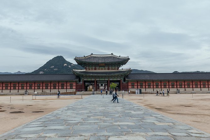 Highlights & Hidden Gems With Locals: Best of Seoul Private Walking Tour - What the guides add to the experience
