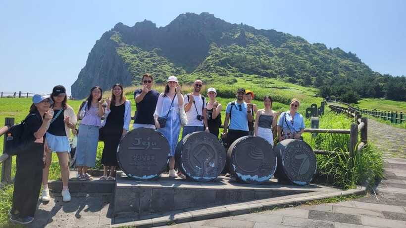 Jeju: Eastern UNESCO Sites Tour with Haenyeo Show - Seongsan Ilchulbong: Jeju’s volcanic centerpiece