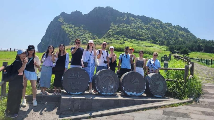 Jeju: Eastern UNESCO Sites Tour with Haenyeo Show - Hamdeok Beach: a bright start on Jeju’s east coast