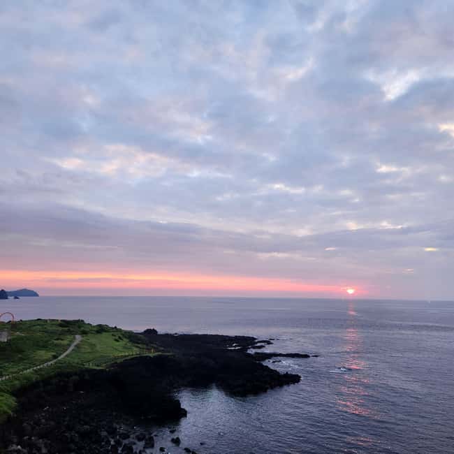 Jeju Island: Sunrise Guided Tour with Hotel Pickup - What the early start really gives you