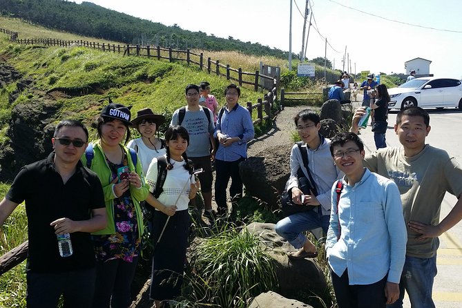 Jeju island: Van tour with a guide who the most loves JEJU - Hamdeok Beach when the cave is closed