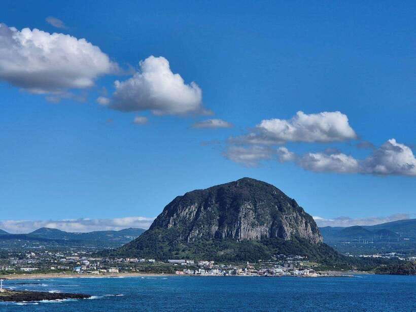 Jeju: Private Tour with an English Guide and a Vehicle - The western and southern route: cliffs, waterfalls, and tea