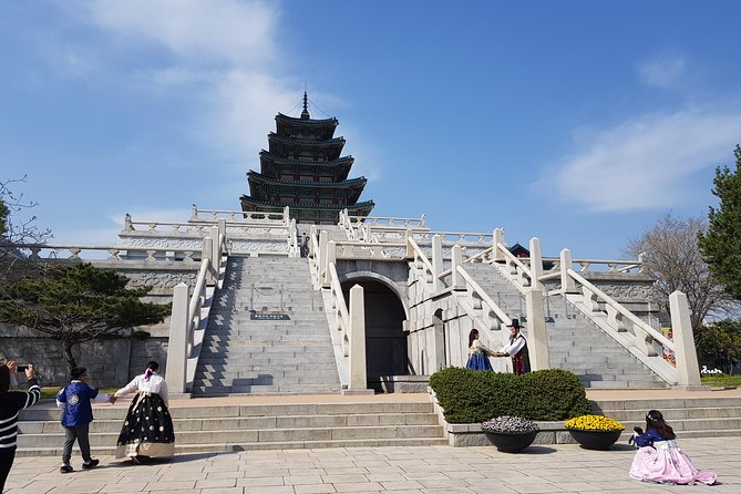 Korean Palace and Market Tour in Seoul Including Insadong and Gyeongbokgung Palace - The ginseng center: useful stop or easy skip?