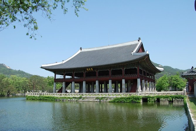 Korean Palace and Temple Tour in Seoul: Gyeongbokgung Palace and Jogyesa Temple - The ginseng center: useful context with a sales pitch attached