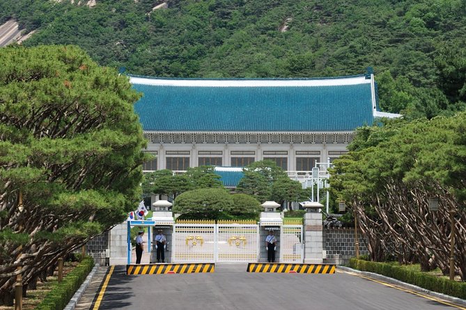 Korean Palace and Temple Tour in Seoul: Gyeongbokgung Palace and Jogyesa Temple - The National Folk Museum: from palace life to ordinary households