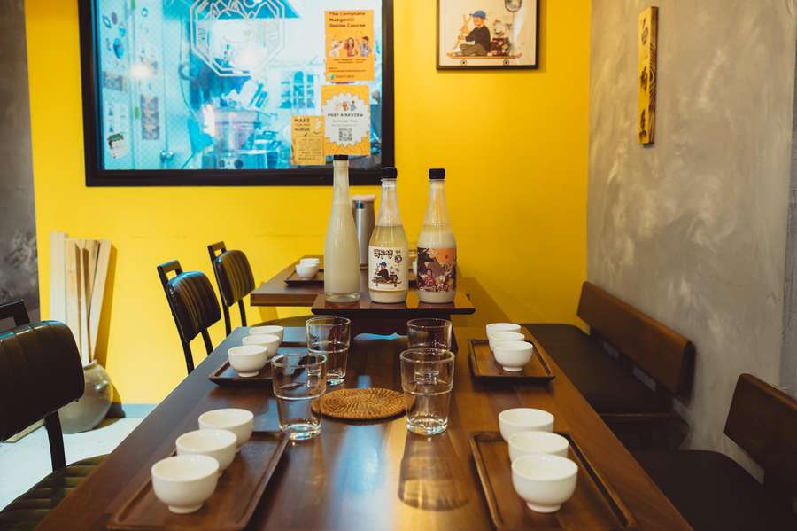 Learn and Craft Makgeolli in a Traditional Brewery - The opening tasting: commercial and craft makgeolli