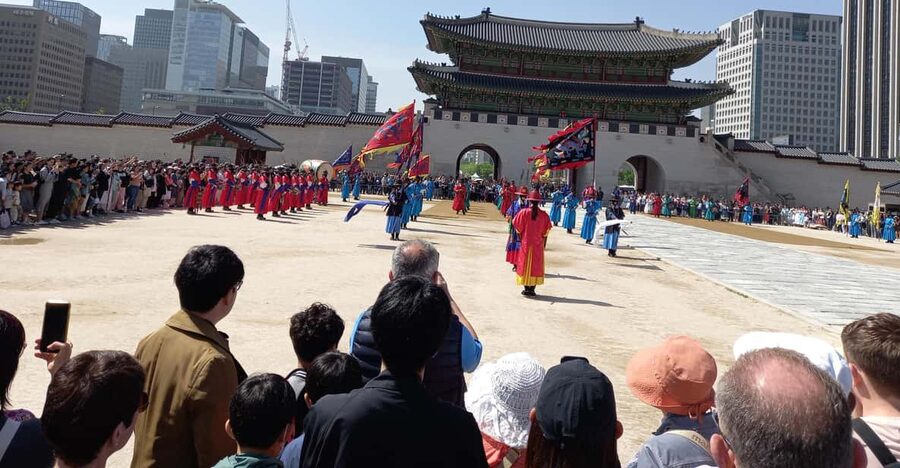 Seoul: 4-Hour Guided Tour to Palace, Bukchon, Jogyesa Temple - Why the Confucian angle changes Gyeongbokgung