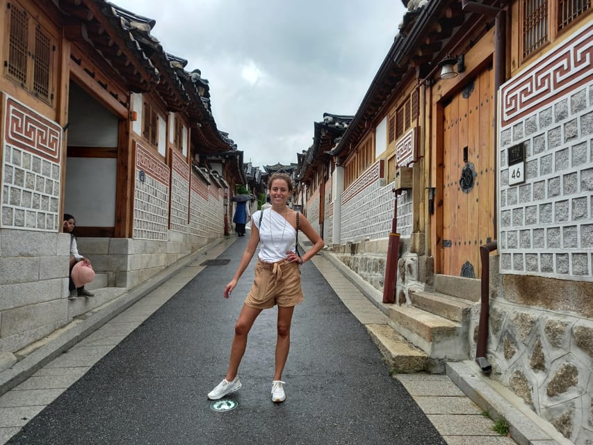 Seoul: 4-Hour Guided Tour to Palace, Bukchon, Jogyesa Temple - Insadong finishes with culture close to the palace