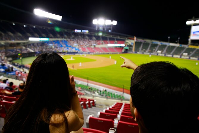 Seoul: Baseball Game Ticket with Dinner/Beer with the host - Meeting near Sports Complex Station