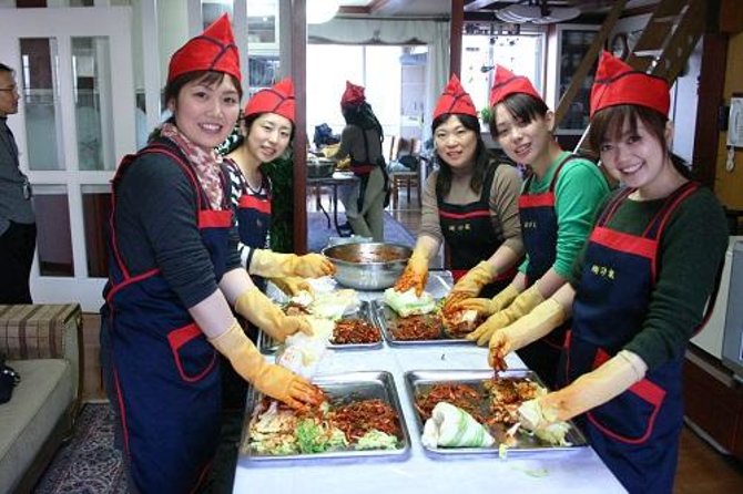 Seoul Cultural Tour - Kimchi Making, Gyeongbok palace with Hanbok - Yut-nori and the social side of the tour