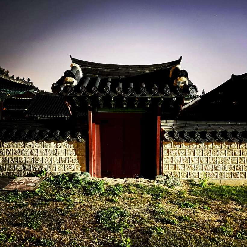 Seoul: Dark Side of the City and Ghost Stories Walking Tour - The royal palaces and the violence behind the walls