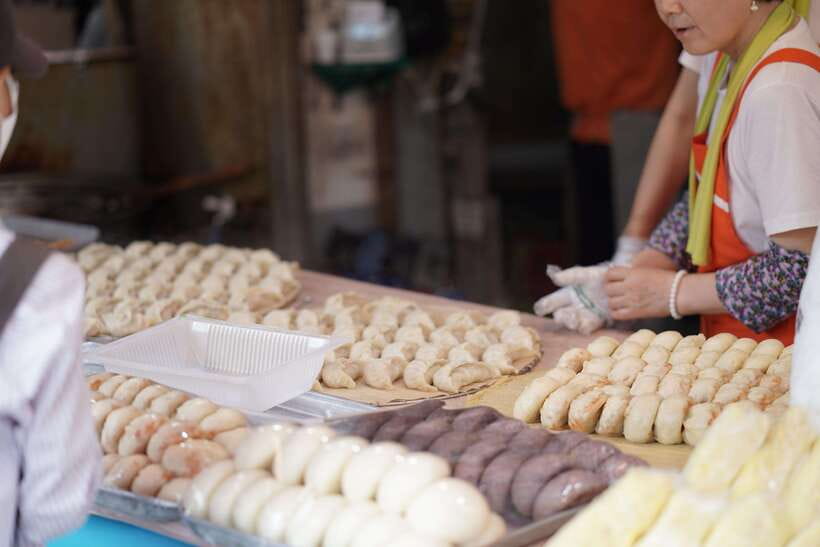 Seoul: Guided Street Food Tour at Namdaemun Market - The First Hour: Five Korean Foods, Plus More to Try