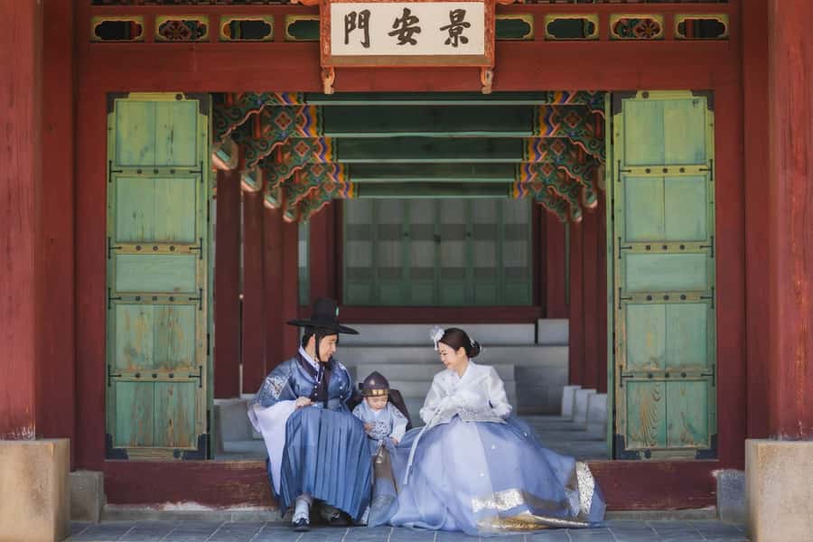 Seoul: Gyeongbokgung / Hanok Village / N Seoul Tower - Gyeongbokgung Palace in traditional dress