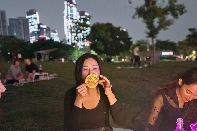 Seoul Han River Night Tour: Picnic, Games & Starlight Cruise - The guides make or break the evening