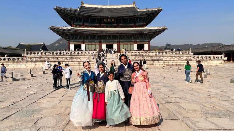 Seoul Highlights: Gyeongbok Palace, Insadong & N Seoul Tower - Insadong gives you time to choose your own lunch