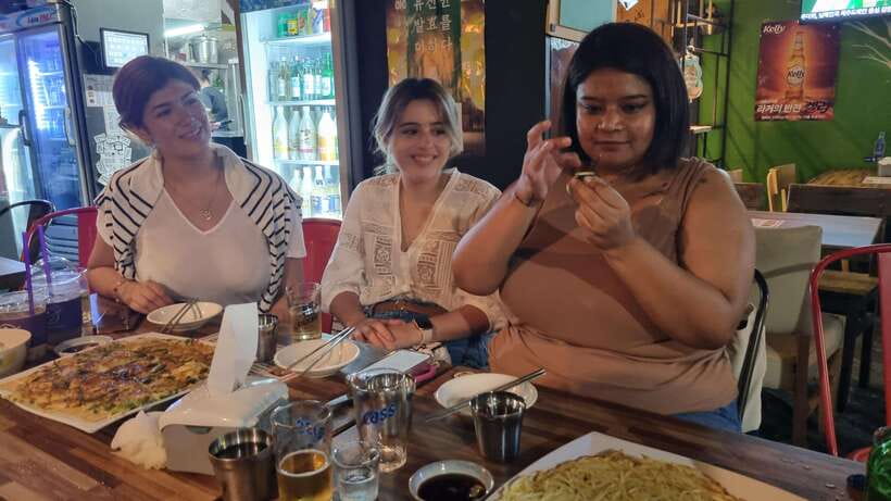 Seoul: Korean Drinking Games Night (non-drinkers welcome) - Playing games that reward quick thinking