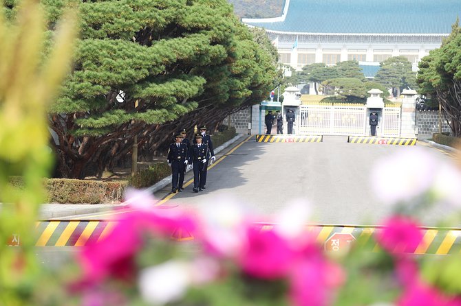 Seoul Layover Private Tour from Incheon Airport - Gyeongbokgung Palace gives the day its historical center
