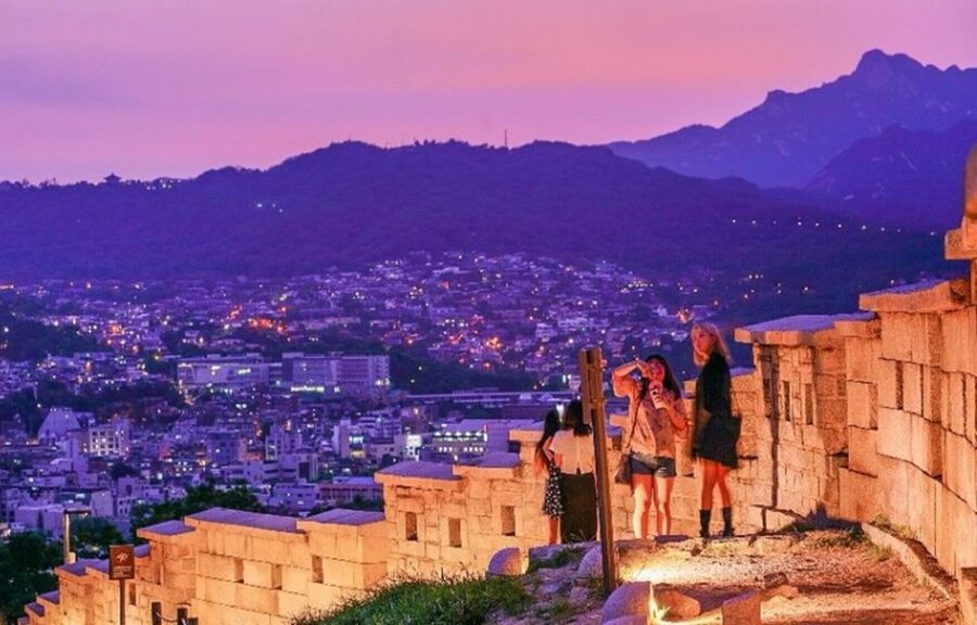 Seoul: Nighttime Tour of Palace, Market, Naksan Park & More - Why this tour works well at night