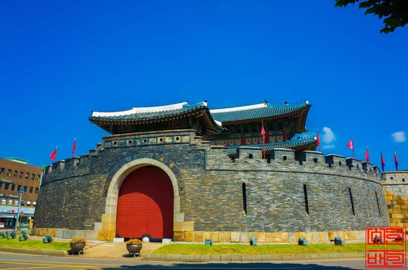 Seoul: Suwon Hwaseong, Folk Village, & Starfield Library - Starfield Suwon and its towering library