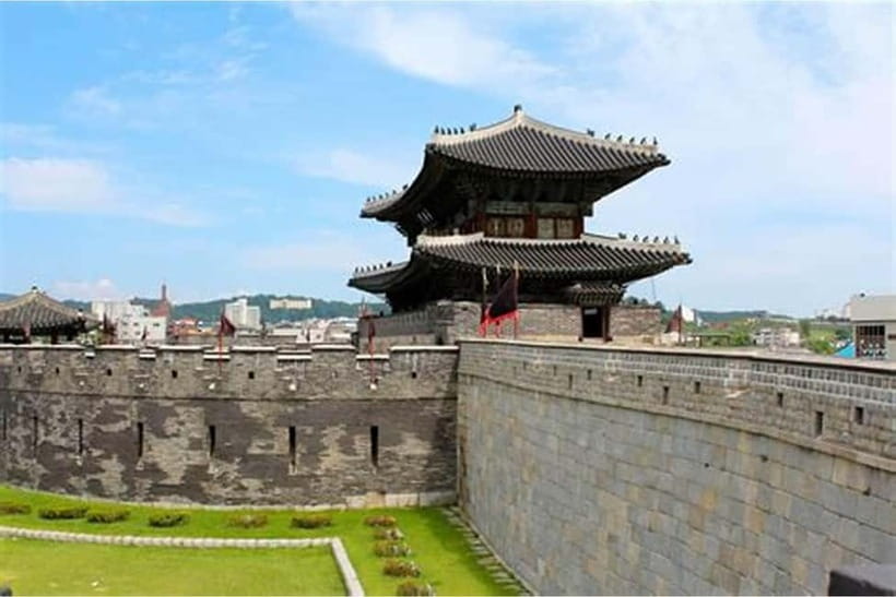 Seoul: Suwon Hwaseong, Folk Village, & Starfield Library - What the guides add to the day