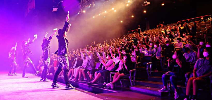 Seoul: The Painters Live Art K-pop Dance Show Ticket - The audience is part of the performance