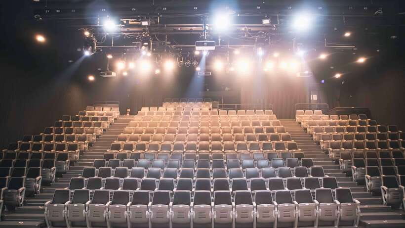 Seoul: The Painters Live Art K-pop Dance Show Ticket - A practical 75-minute plan at Kyunghyang Art Hill