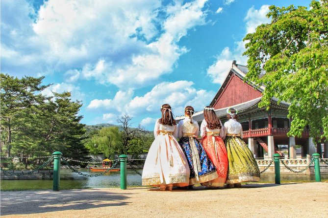 Small Group Seoul Highlight Tour opt. Hanbok & Tea Ceremony - Gwanghwamun Square and the approach to Gyeongbokgung