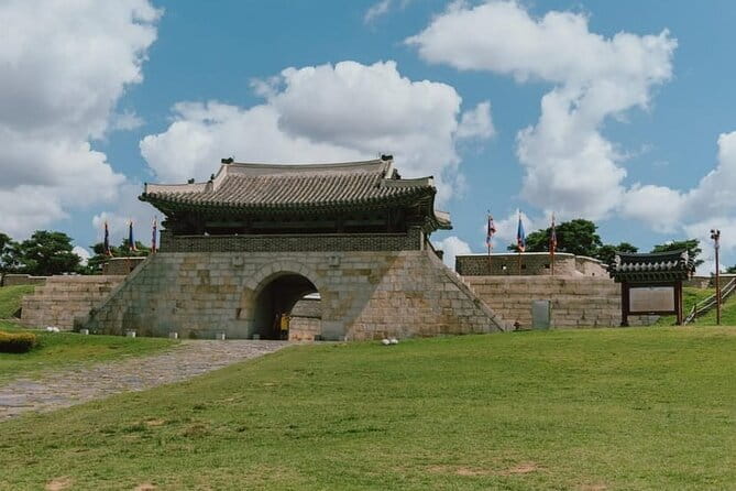 Suwon Hwaseong+Gwangmyeong Cave+Starfield Library from Seoul - Walking the walls of Suwon Hwaseong