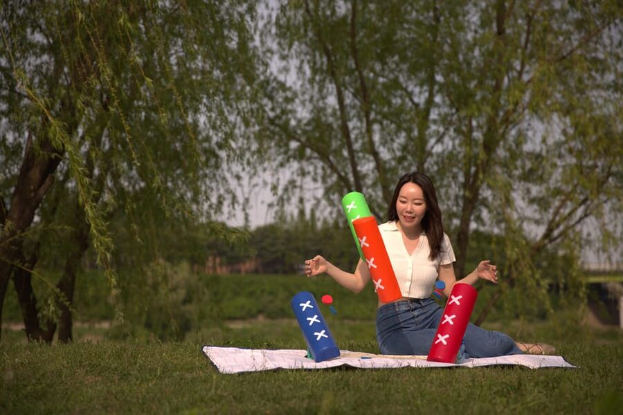 Unique Native Experience : Han River Picnic, Board game, BBQ - Kimbab, conversation, and a Han River picnic