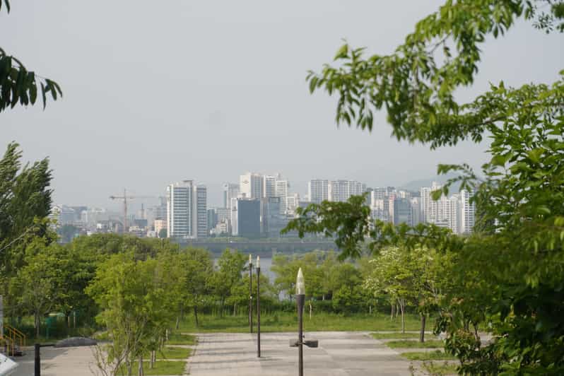 Unique Native Experience : Han River Picnic, Board game, BBQ - Is $89 a fair price?